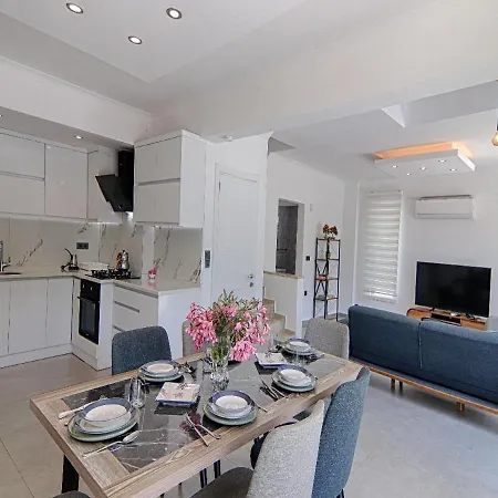 Muhteşem Konum, özel Havuz, çocuk Havuzlu Müstakil Modern Villa